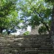 階段の奥に見える熊本城